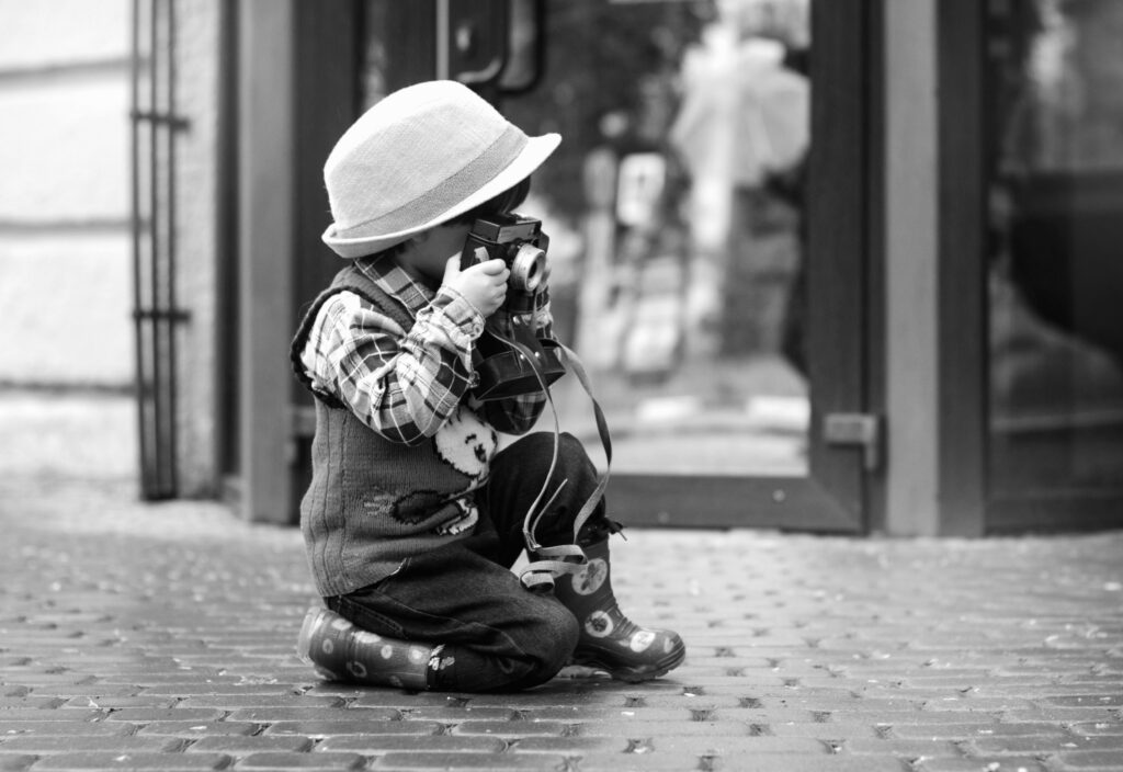 Image pexels de Victoria Akvarel - collectif millau en enfance